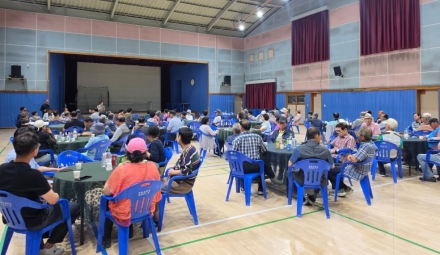 밥 한 끼에 감사의 마음 담아”…성환중 총동문회, 어르신 점심 대접