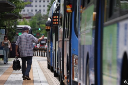 ‘70세부터 지하철·버스 무료’ 공론화한 서울시…60대 동의할까